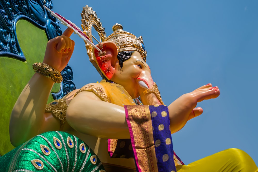 mulher no vestido dourado e azul sari