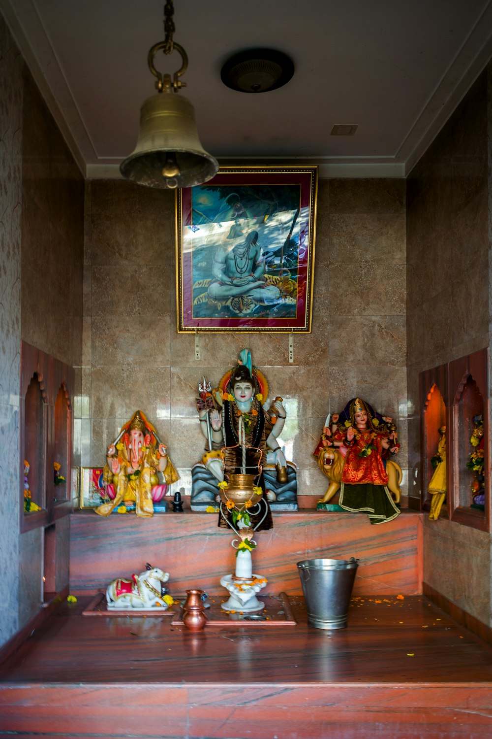 茶色の木製のテーブルにヒンドゥー教の神の置物