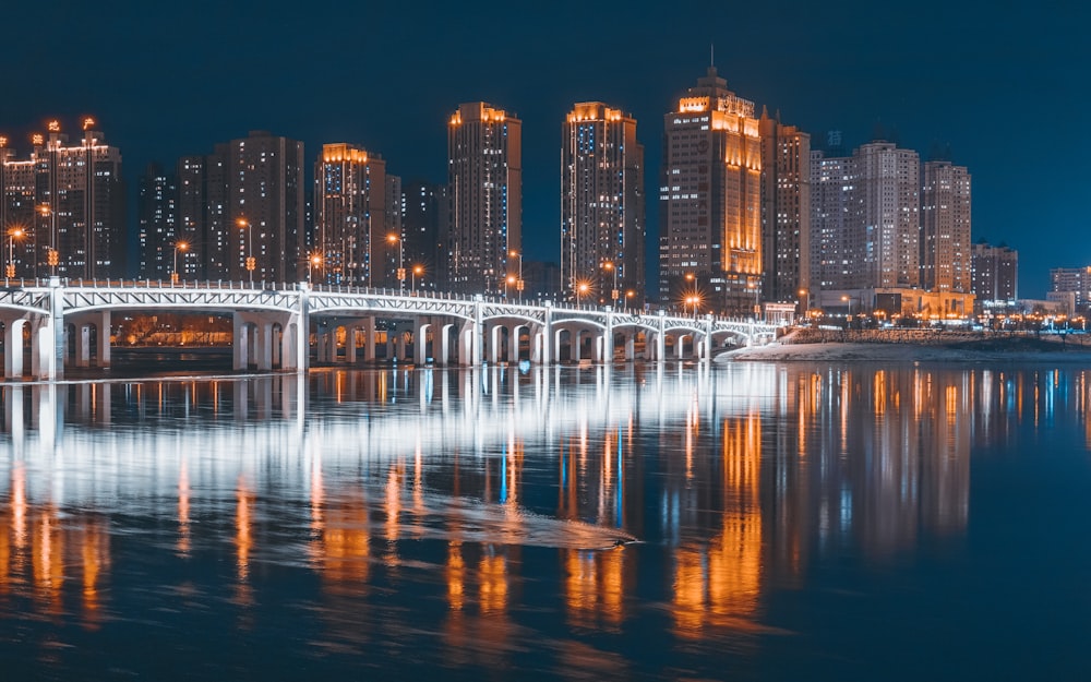 horizonte da cidade durante a noite