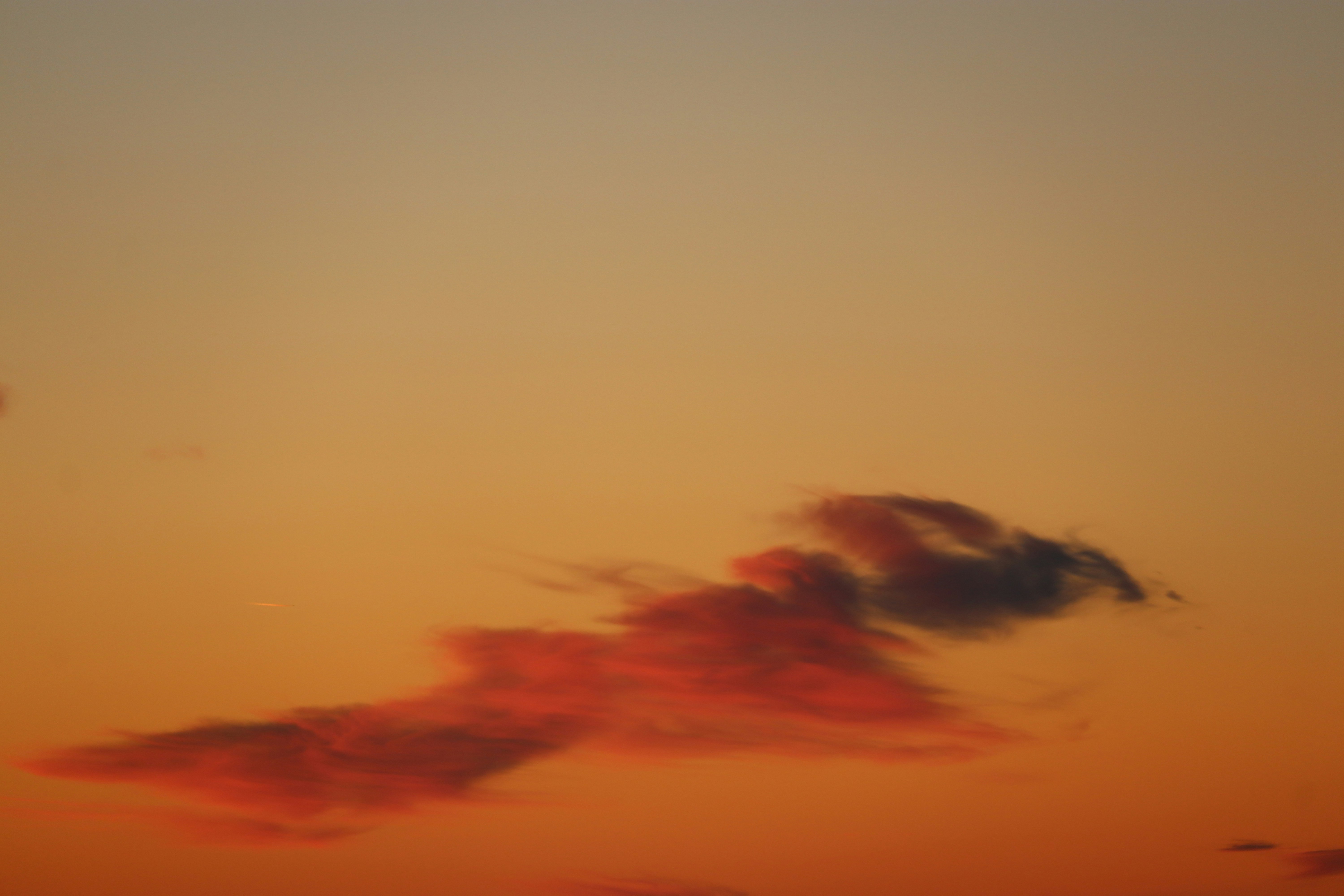 nuvole arancioni e nere durante il tramonto