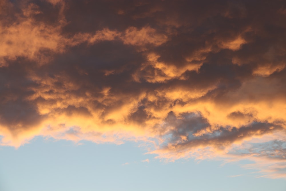 céu nublado azul e branco durante o dia