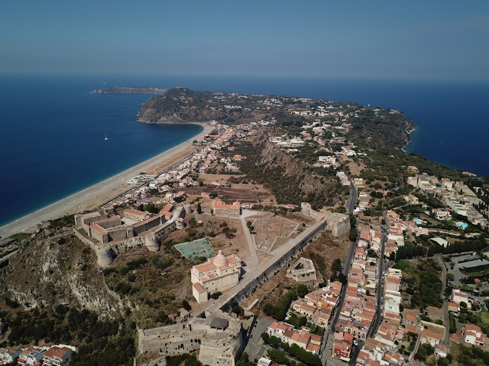 Vista aérea de los edificios de la ciudad cerca del cuerpo de agua durante el día