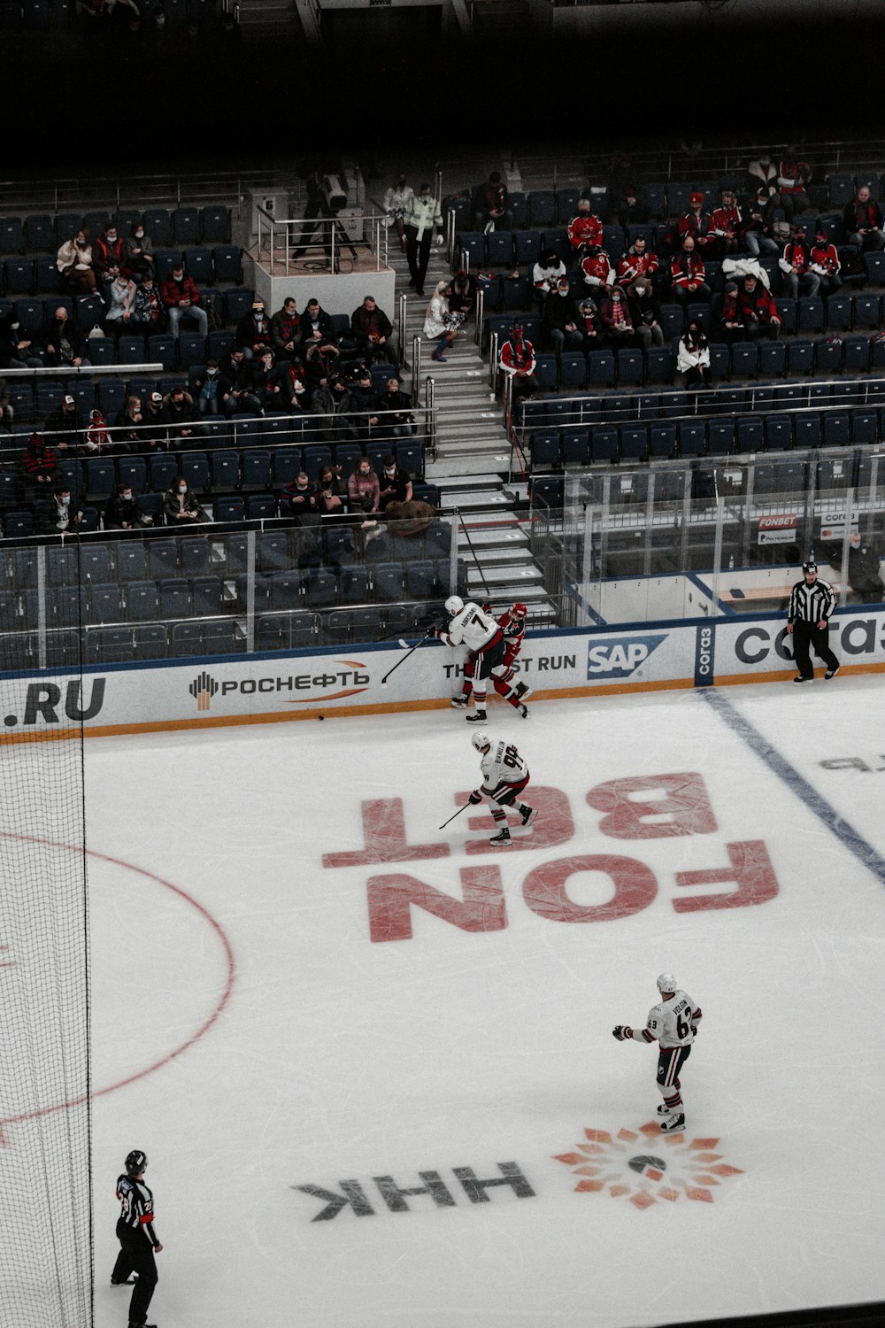Jugadores de hockey sobre hielo en el campo de hockey sobre hielo
