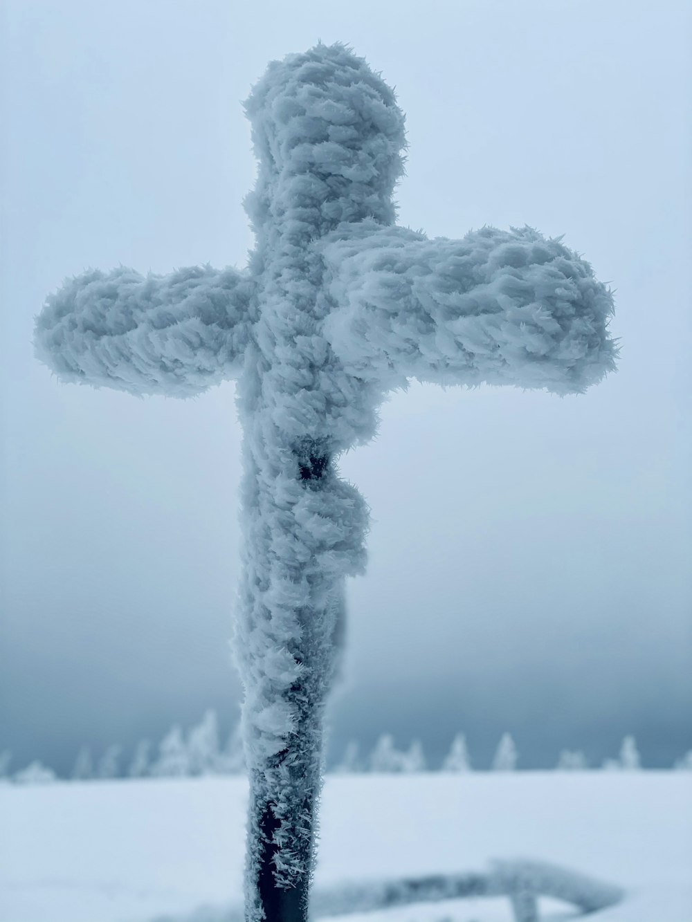 Schneebedeckte Anlage tagsüber