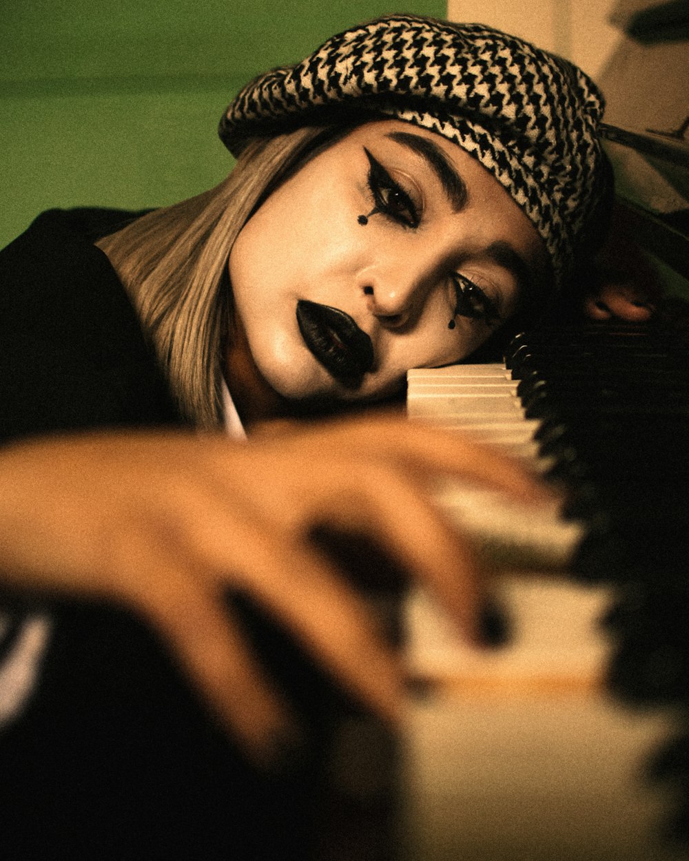 femme en chemise noire à manches longues jouant du piano