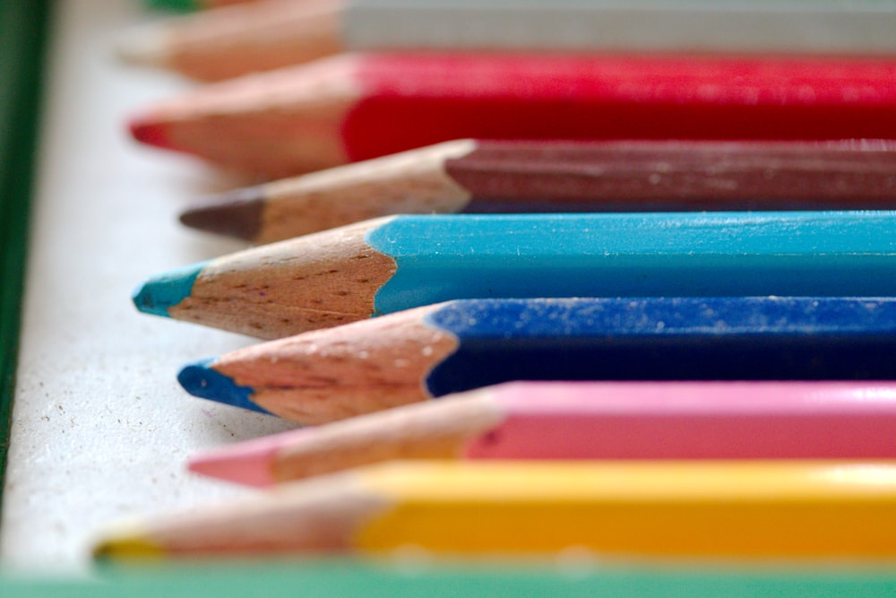 crayons de couleur bleu, rouge et vert