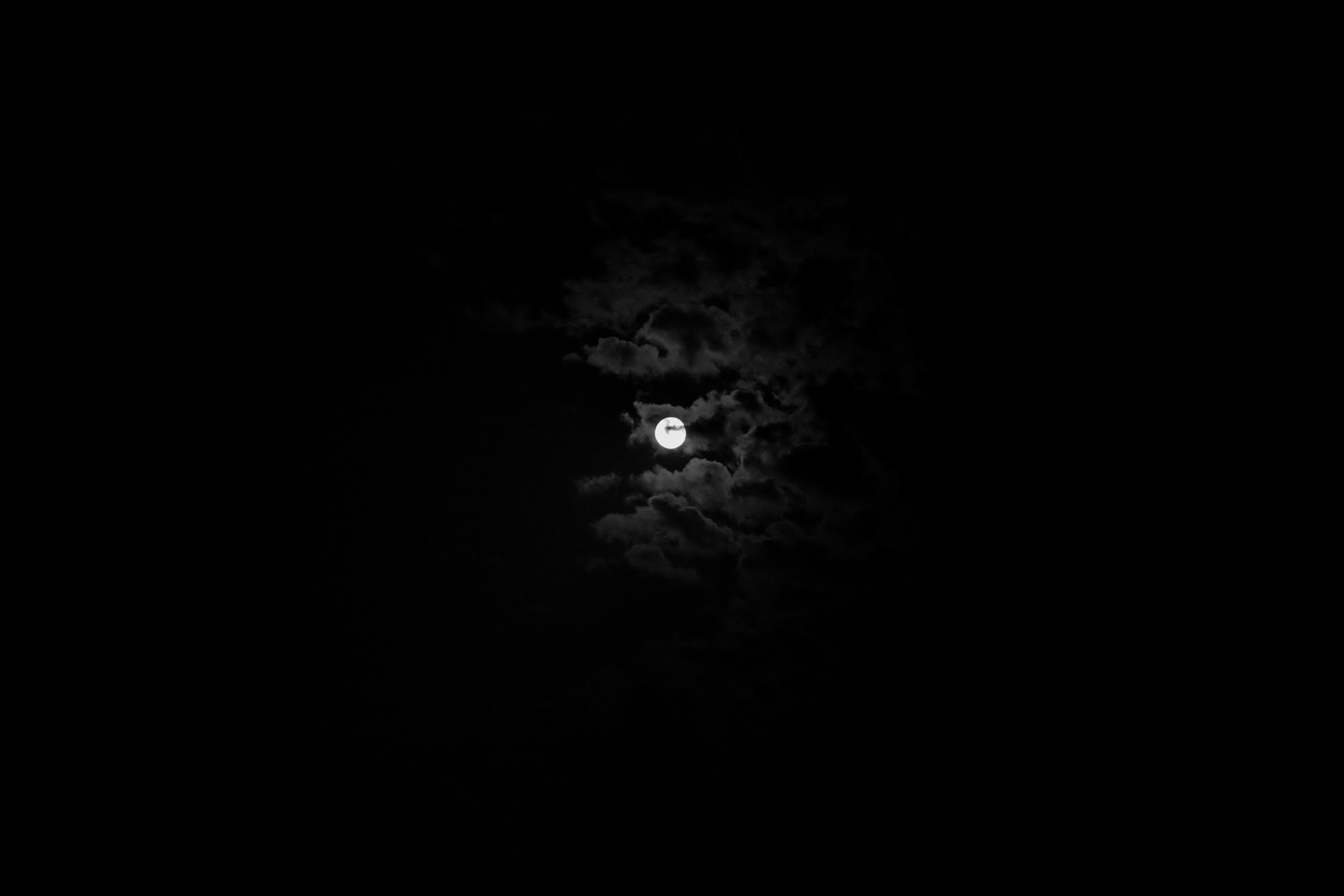 moon in the sky during night time