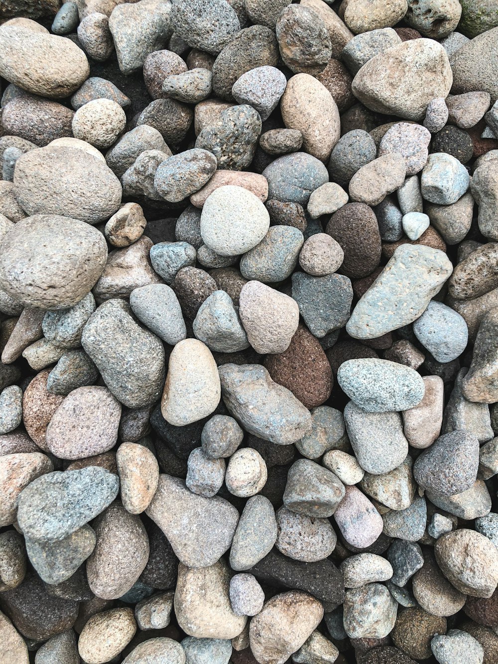 Fragmentos de piedra gris y marrón