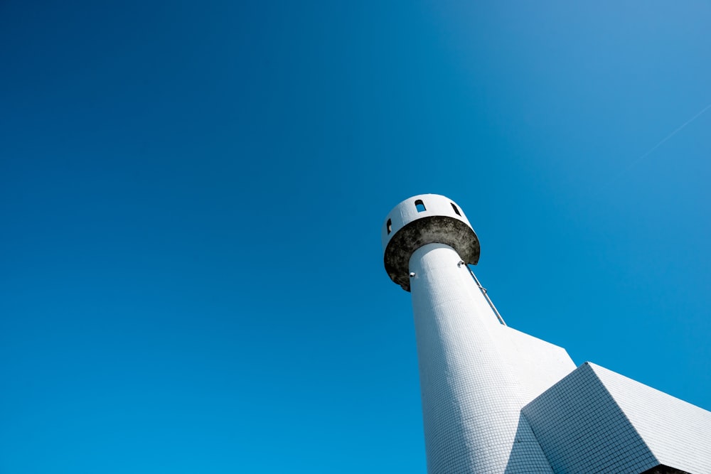 torre branca e preta sob o céu azul durante o dia