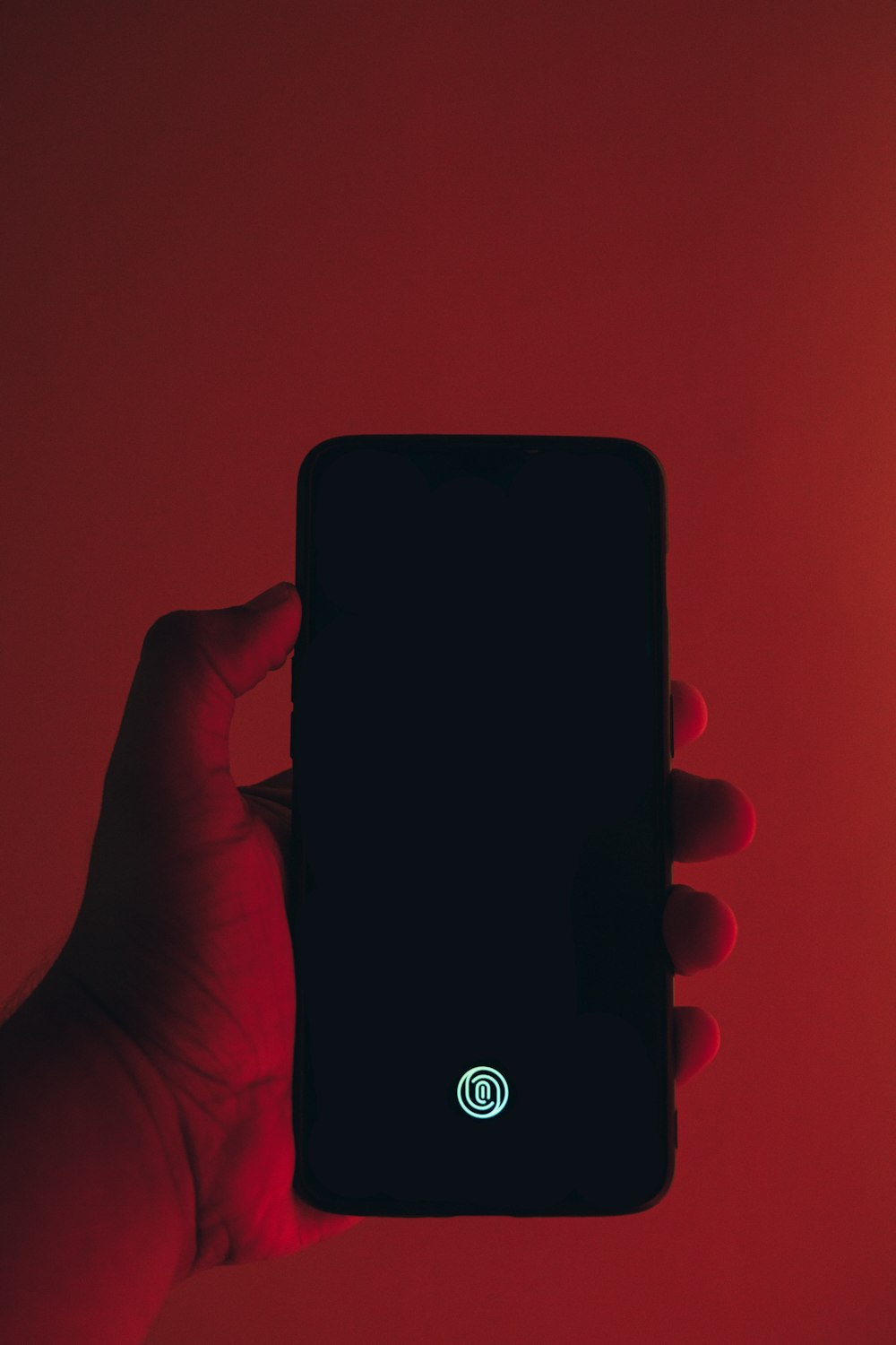 Persona sosteniendo un teléfono inteligente Android LG negro