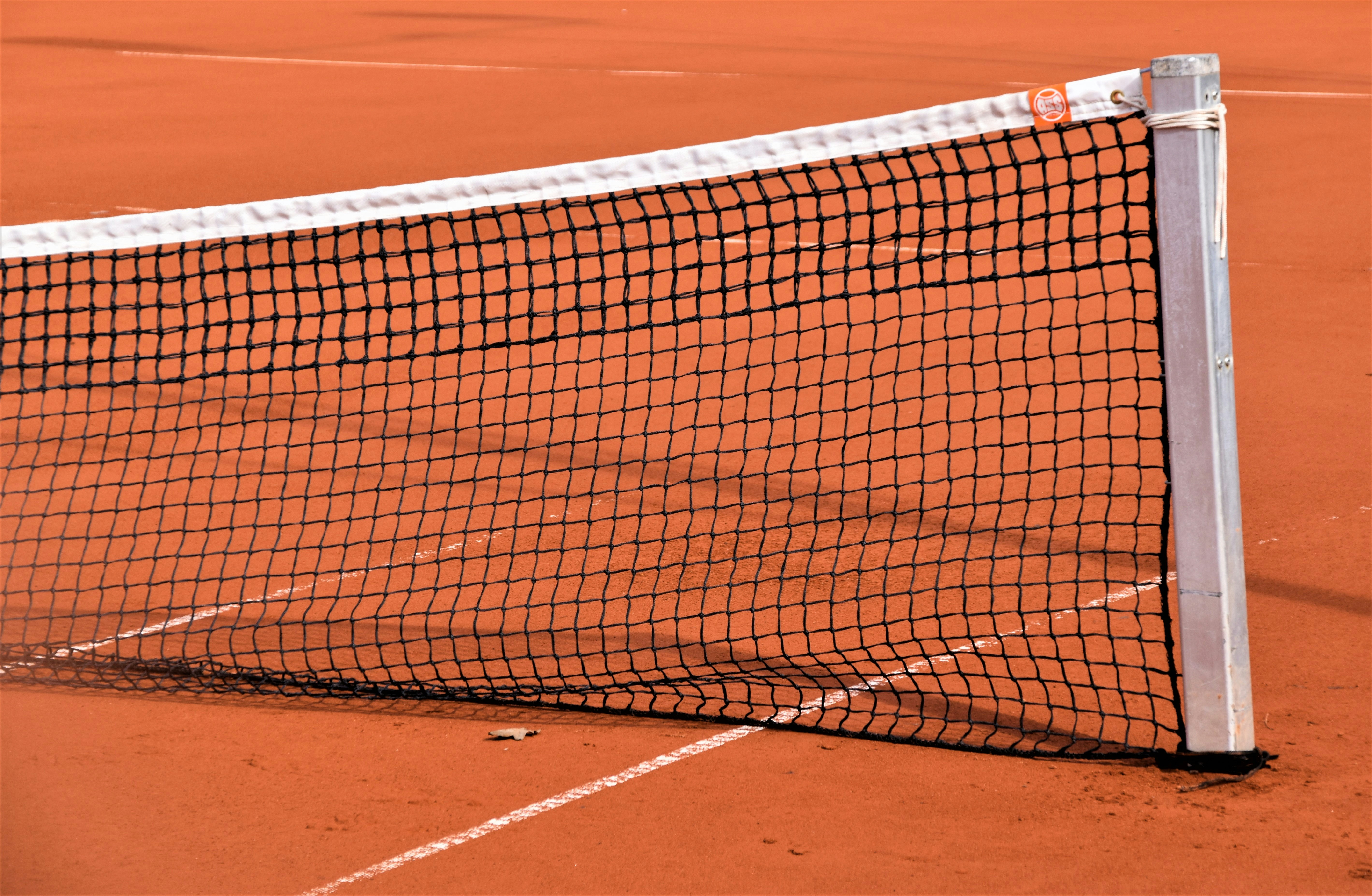 A tennis net during the winter season