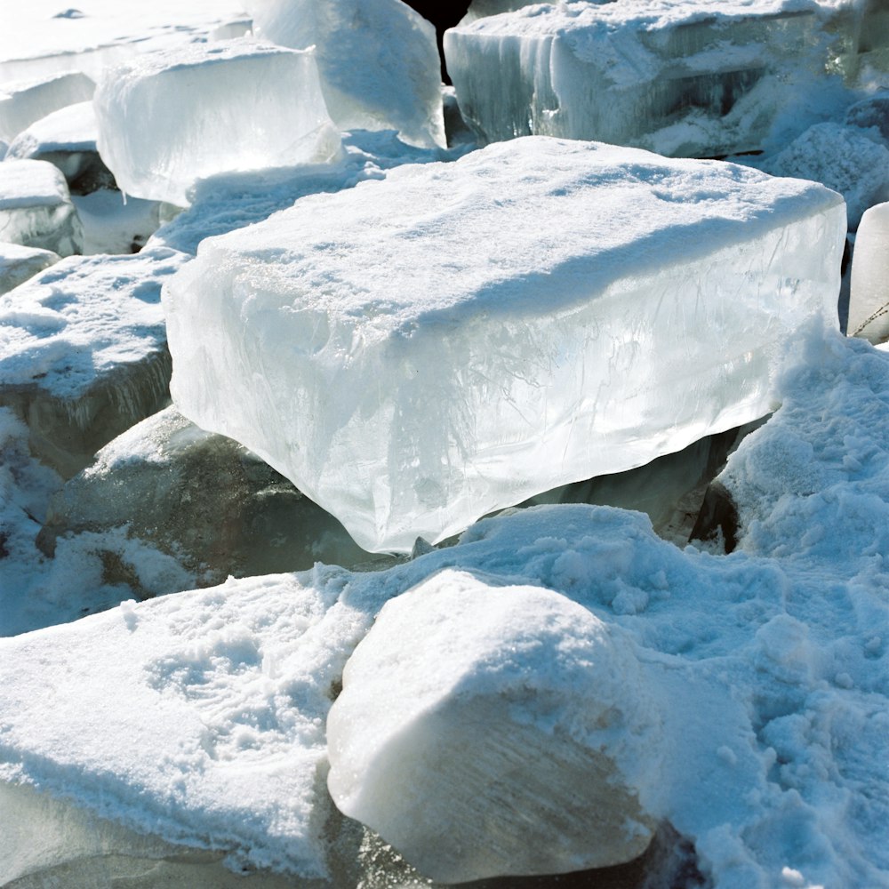 Weißes Eis auf grauem Gestein