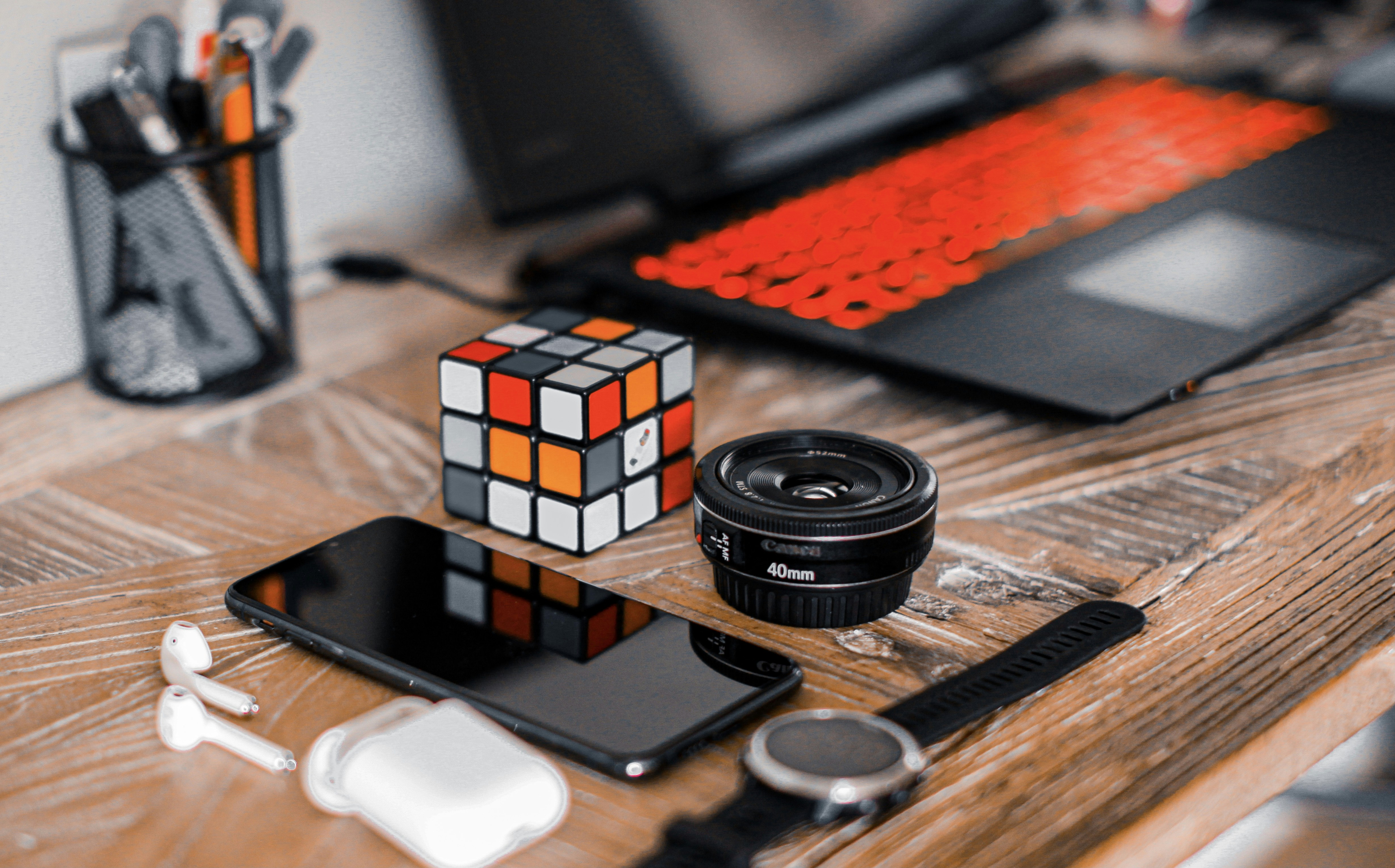 黒のカメラ レンズの横にある黒のデジタル一眼レフ カメラ レンズと茶色の木製のテーブルに銀の Iphone 6の写真 Unsplashで見つけるオスロの無料写真