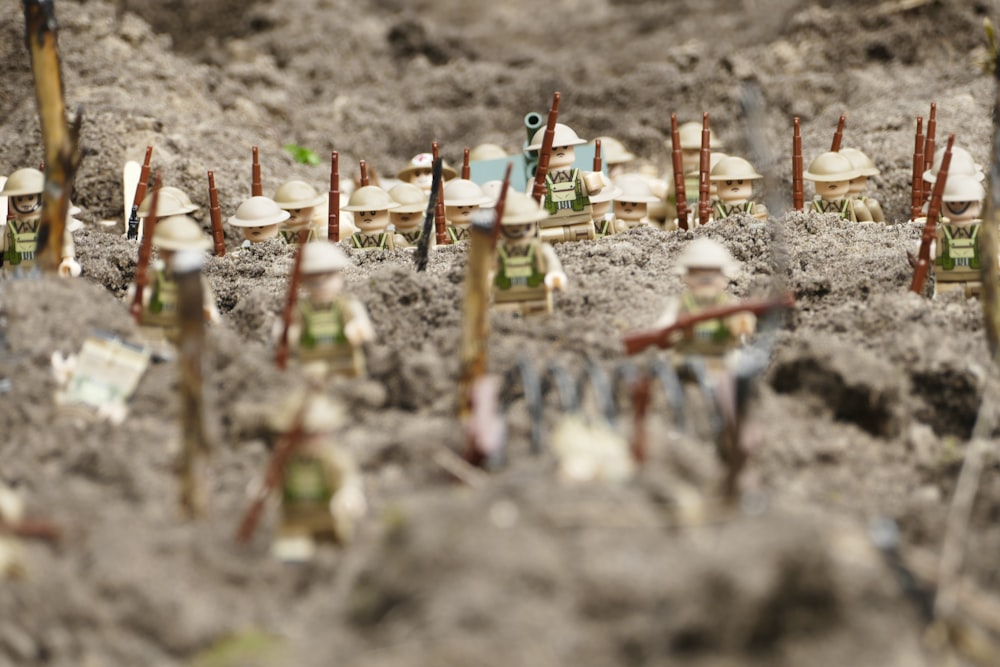 Braunes Holzkreuz auf braunem Sand tagsüber