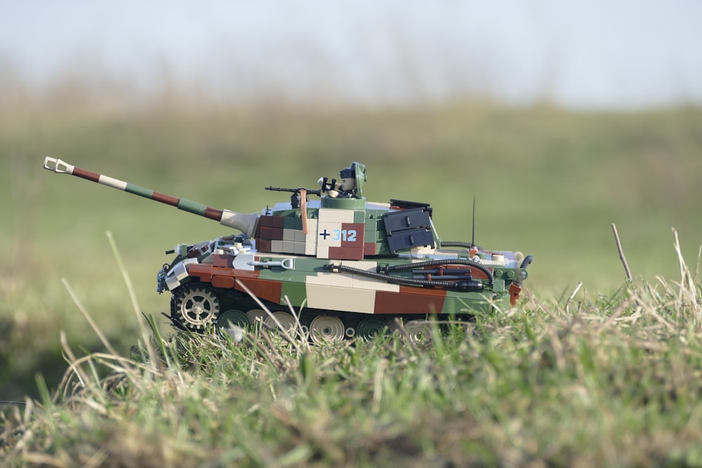 Modelo a escala de tanque de batalla verde y marrón