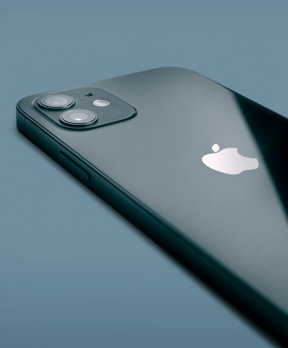 iPhone 6 plateado sobre superficie azul