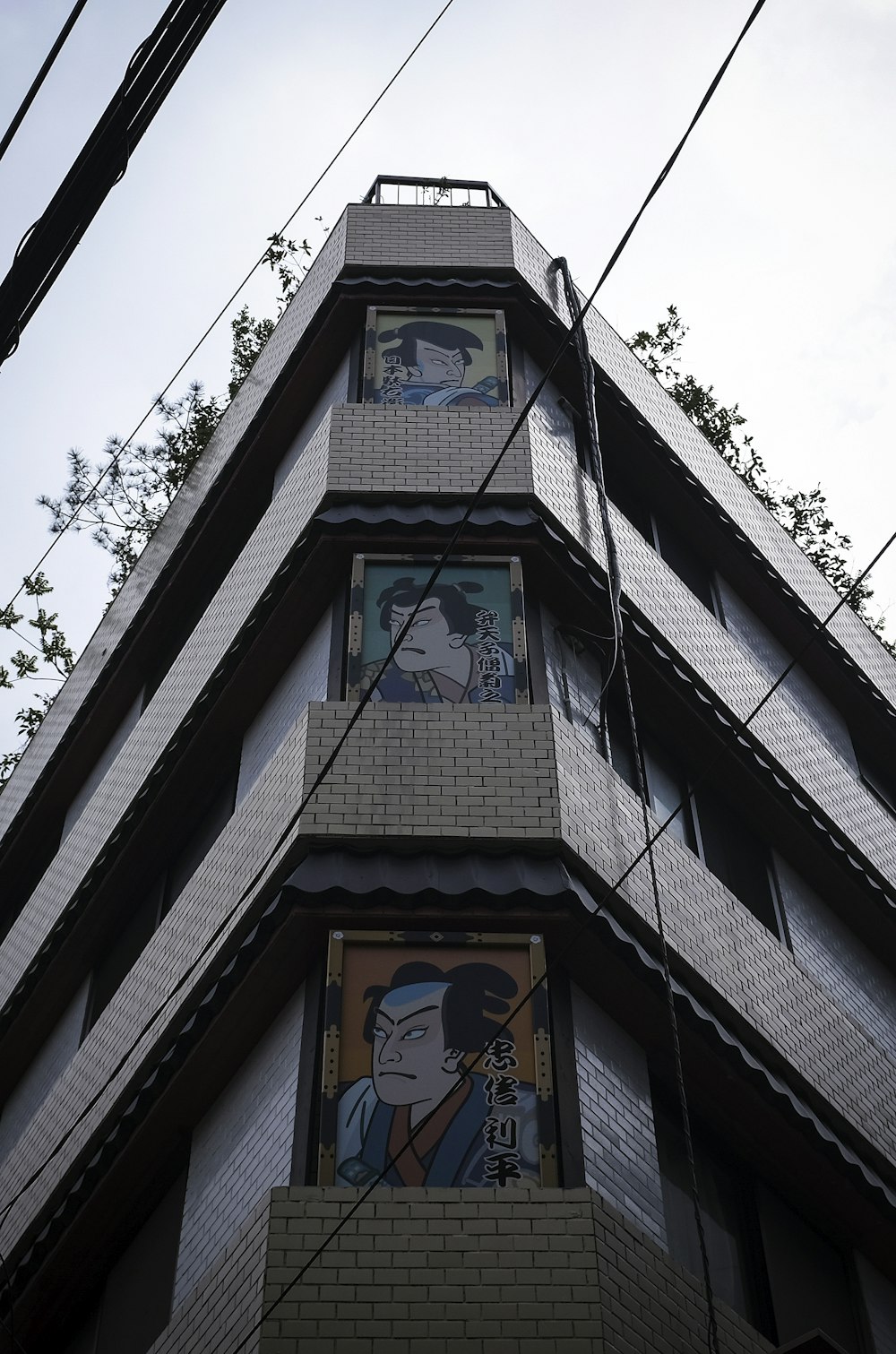 fotografia de baixo ângulo do edifício de concreto cinza