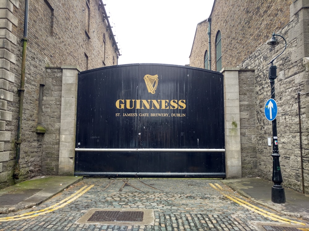 Ein Guinness-Schild vor einem Backsteingebäude