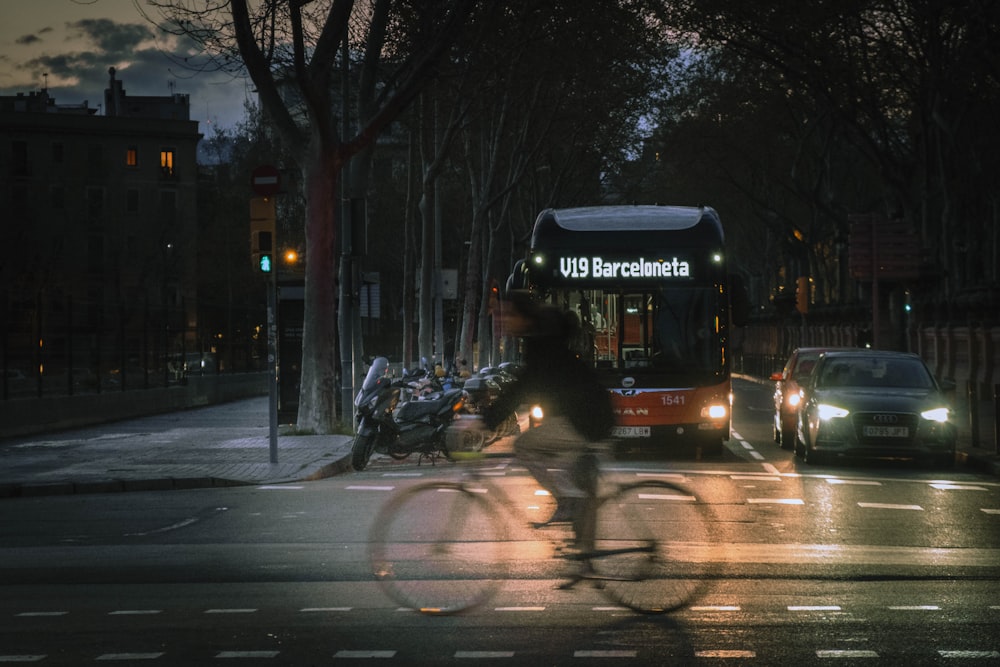夜間にバイクで道路を走る人々