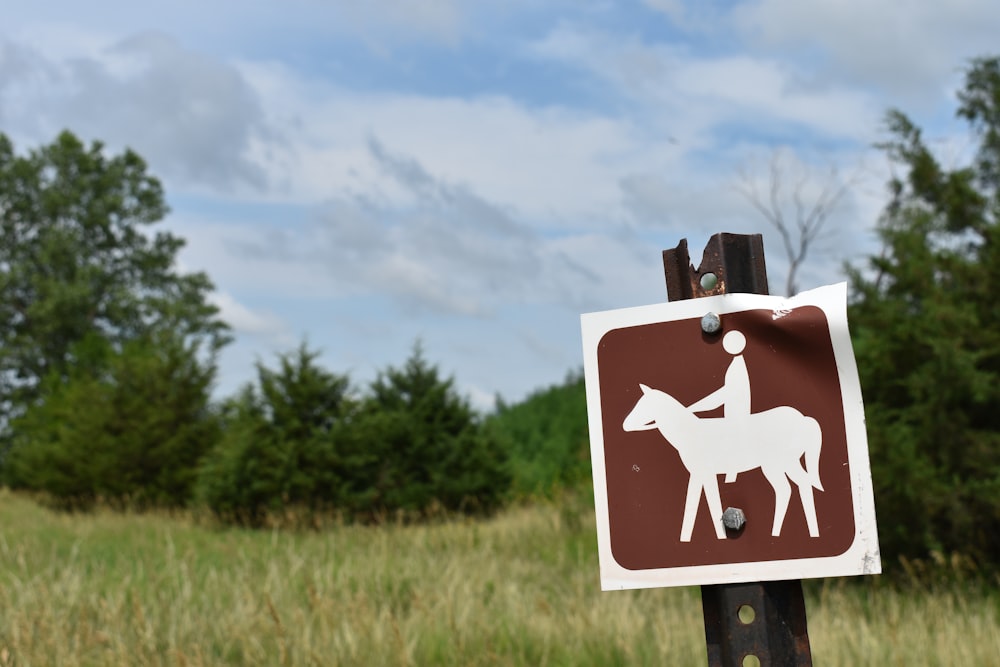 red and white arrow sign