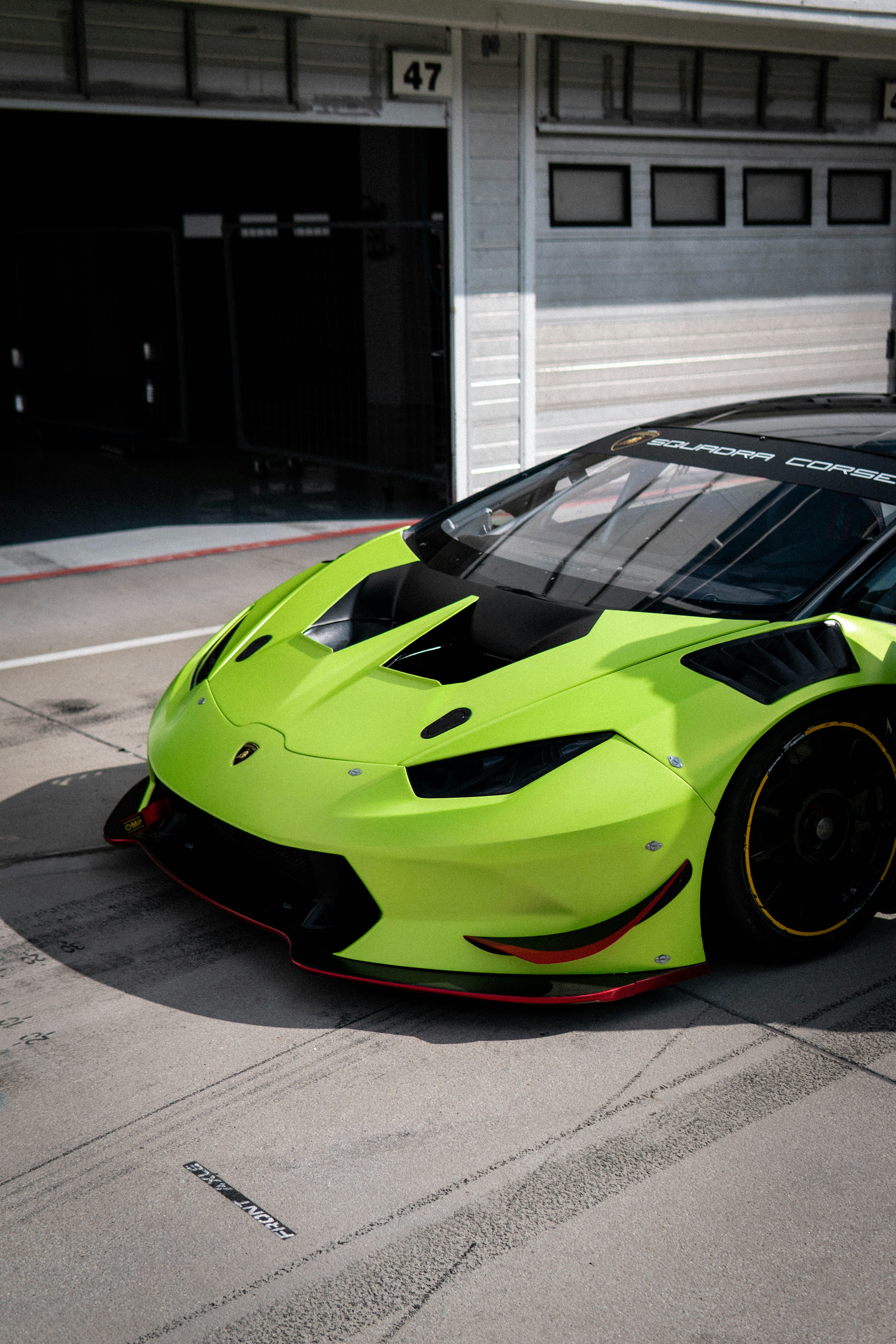 昼間に駐車場に駐車した黄色と黒のランボルギーニ アヴェンタドールの写真 Unsplashで見つけるブダペストの無料写真