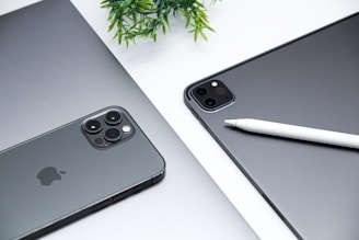 silver iphone 6 beside silver iphone 6 and white click pen