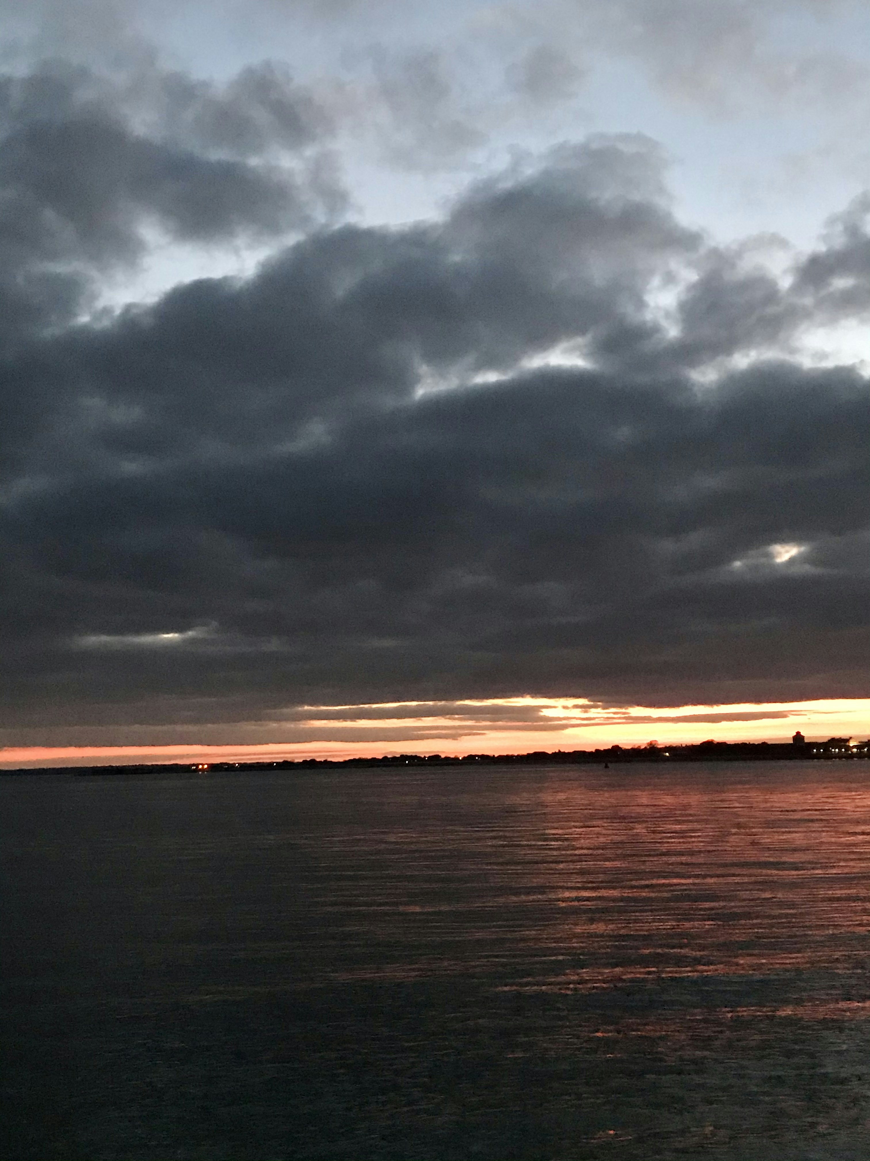 日中の曇り空の下の水域
