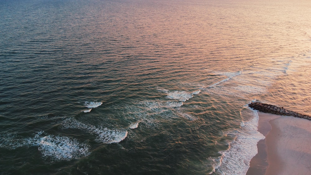 Olas del mar rompiendo en la costa durante el día