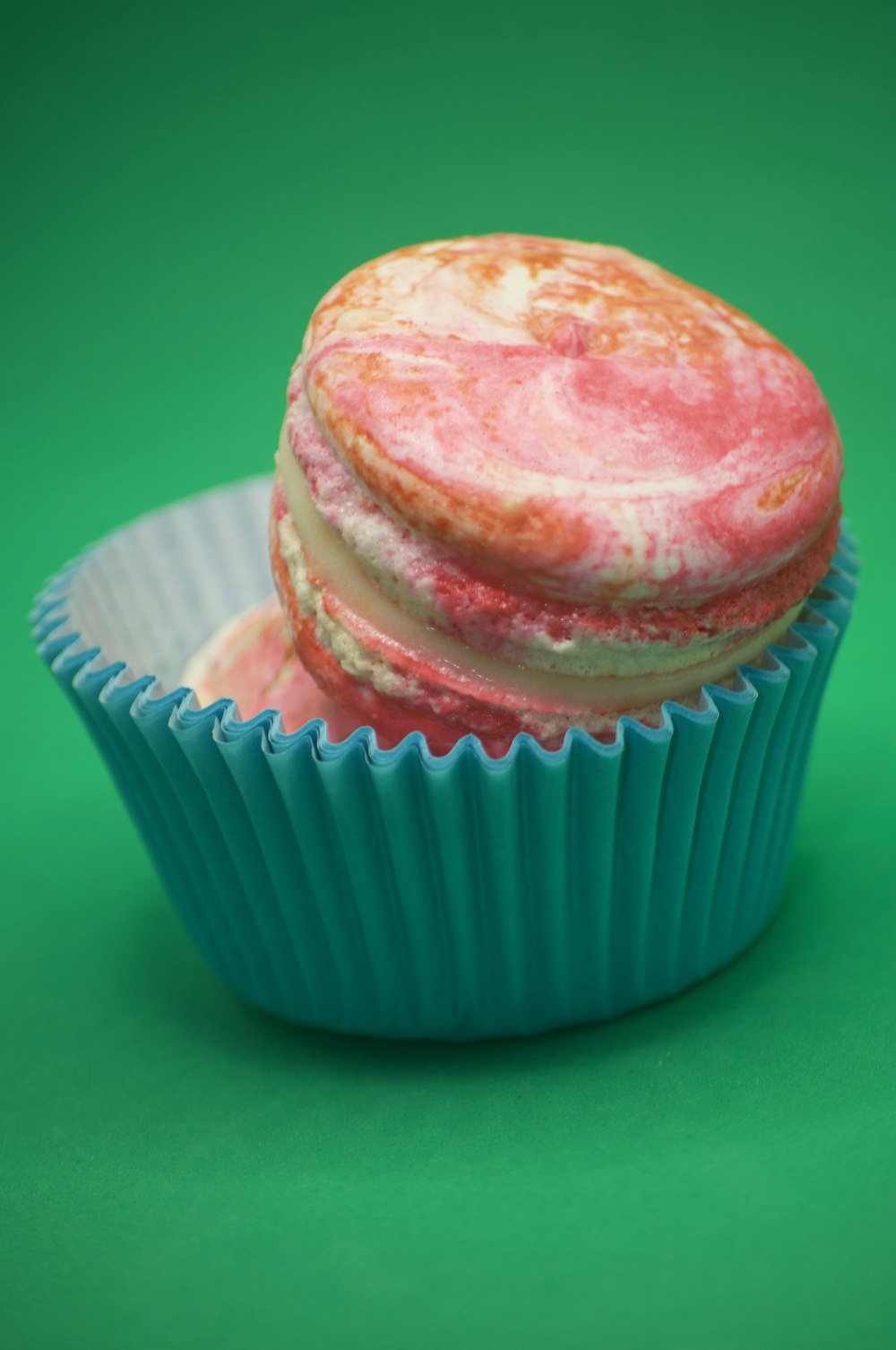 Cupcake rose et blanc sur assiette en carton blanc