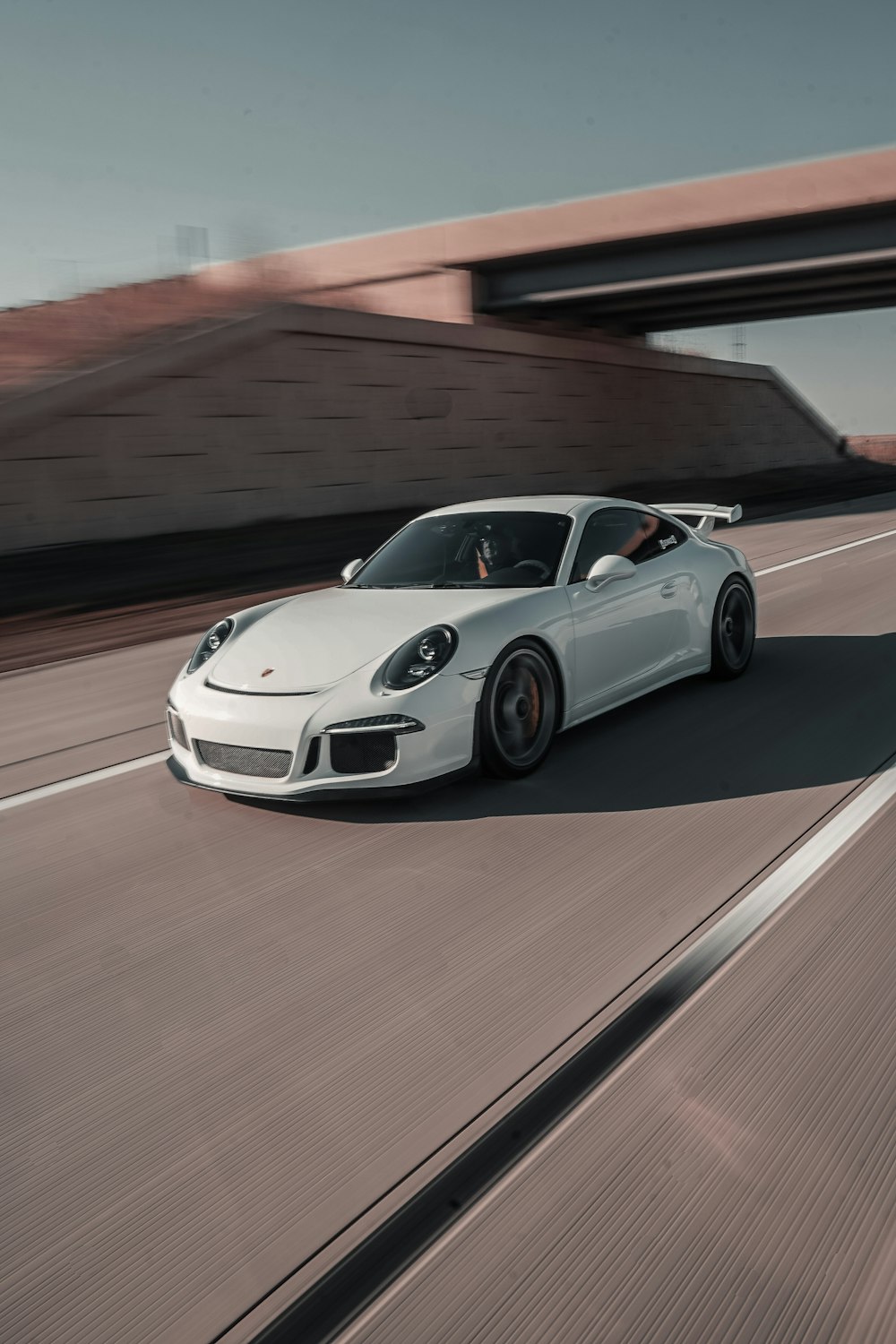 Porsche 911 blanche sur route