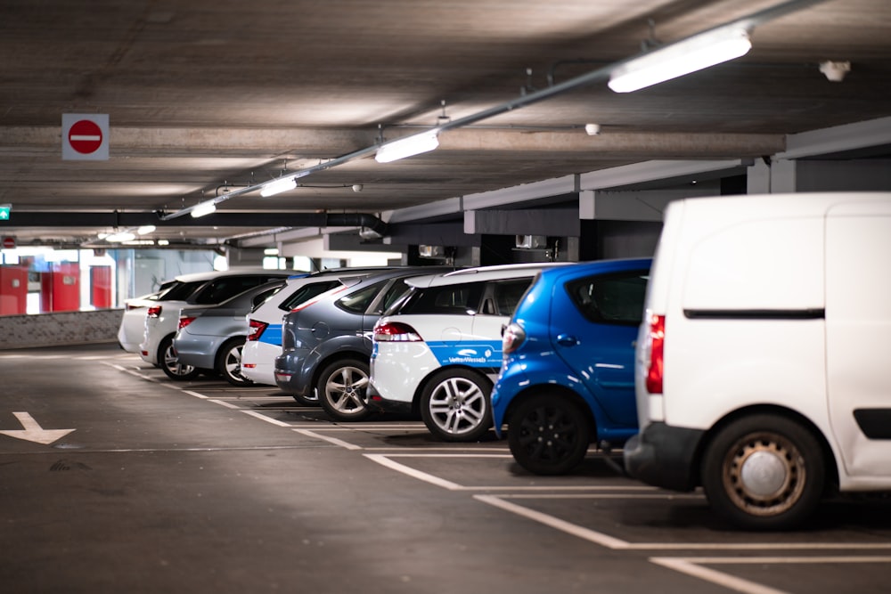 Voitures garées dans le parking