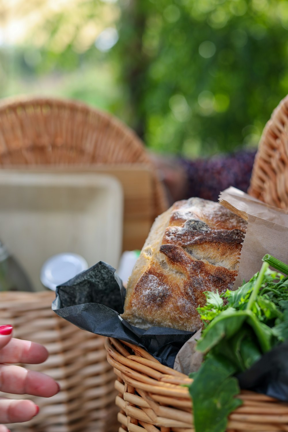 pan de molde en cesta de mimbre marrón