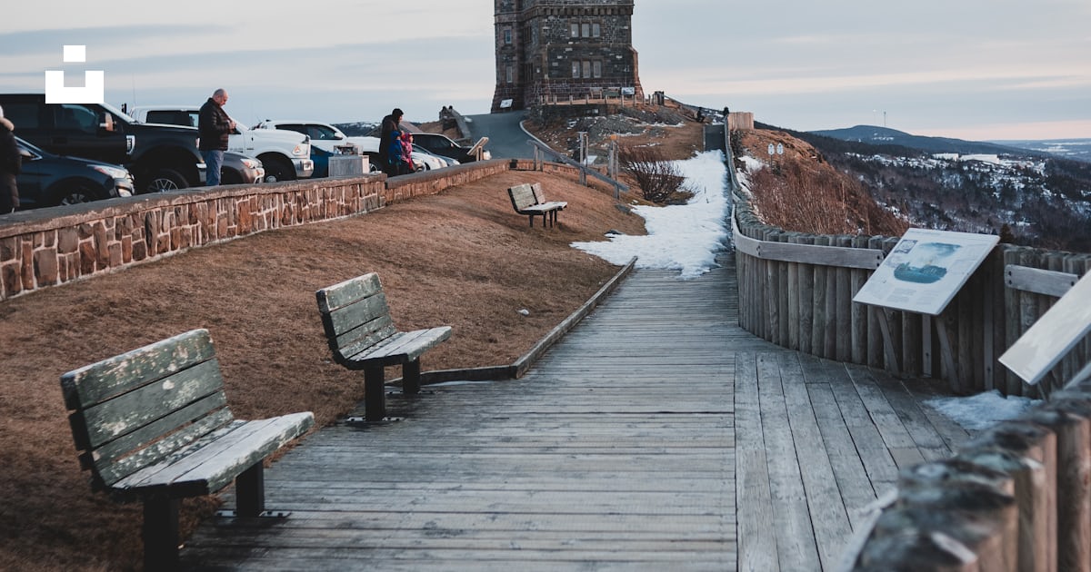 Foto zum Thema Menschen, die tagsüber auf einer braunen Holzbank auf ...