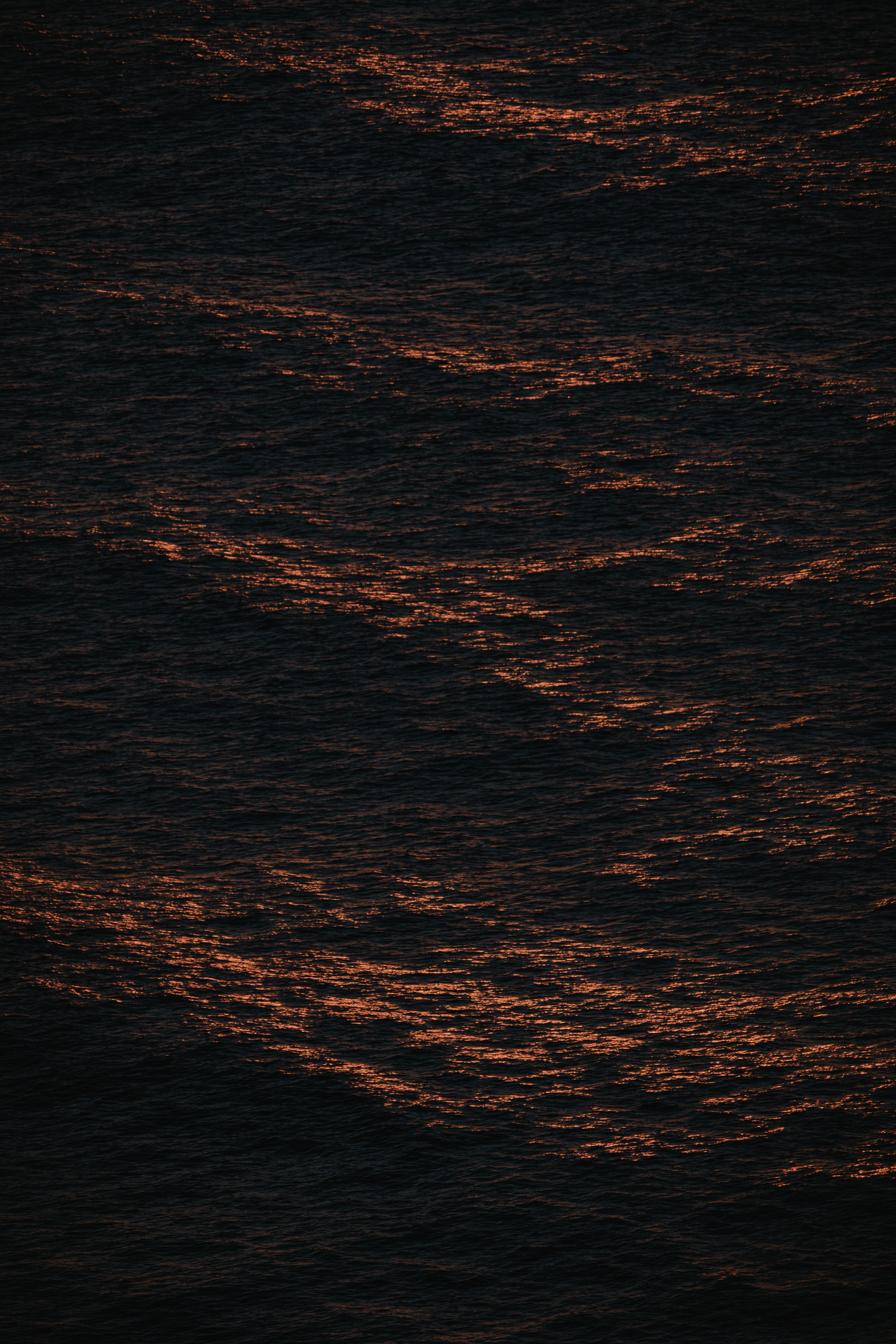 specchio d'acqua durante il giorno