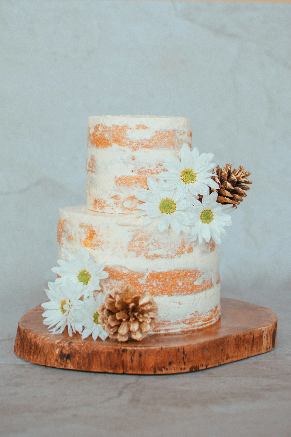 Gâteau à 3 couches floral blanc et jaune