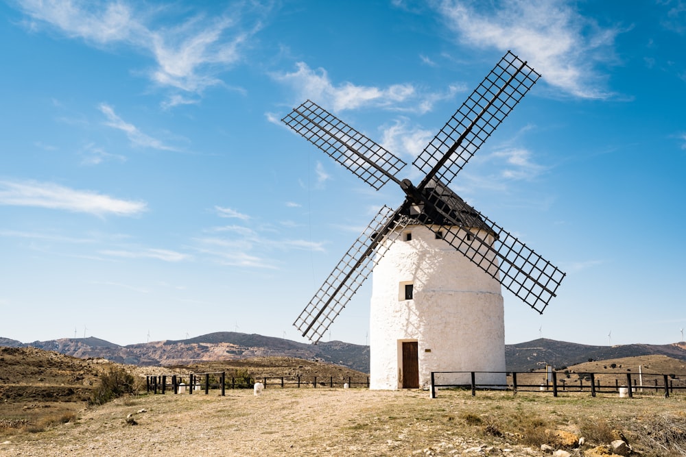 weiße und braune Windmühle unter blauem Himmel tagsüber