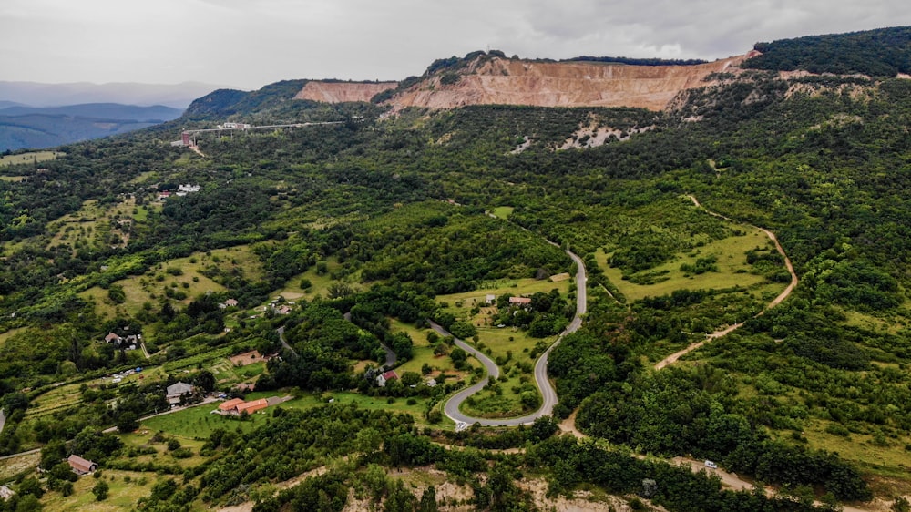 Champ d’herbe verte près de la montagne pendant la journée