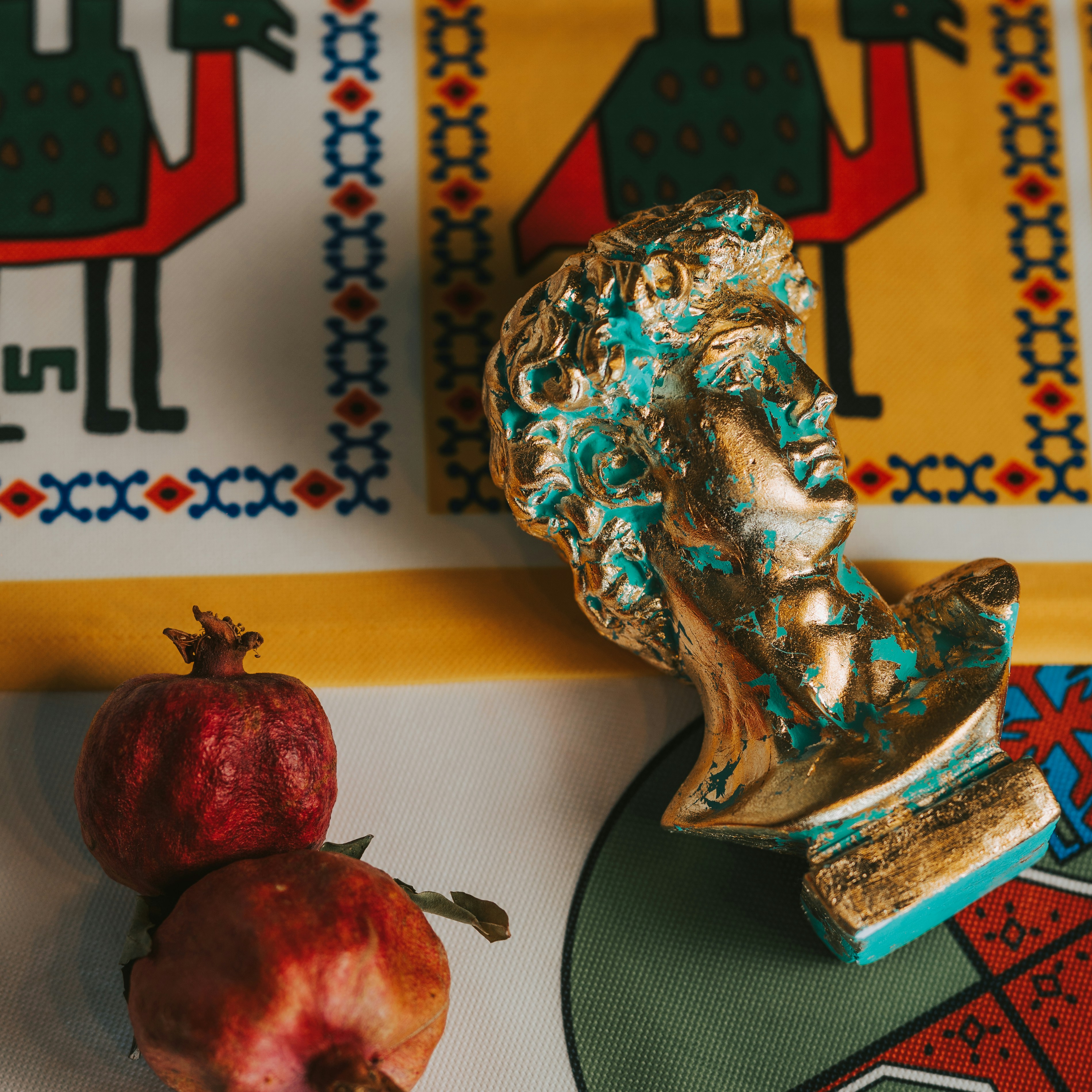 금색과 빨간색 세라믹 입상