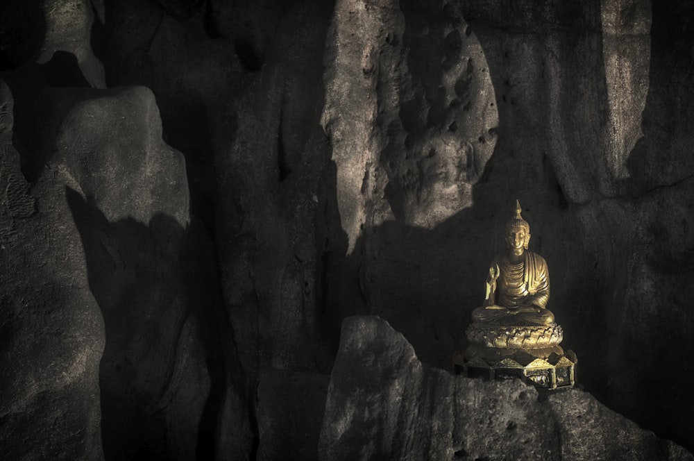 Estatua de Buda de oro en cueva