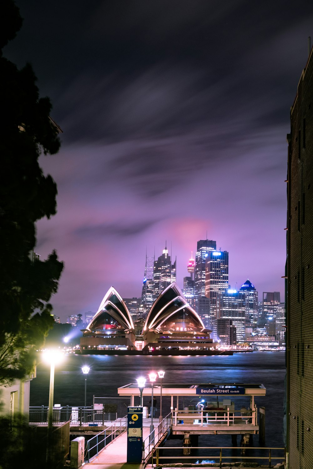 Beleuchtetes Sydney Opera House während der Nachtzeit