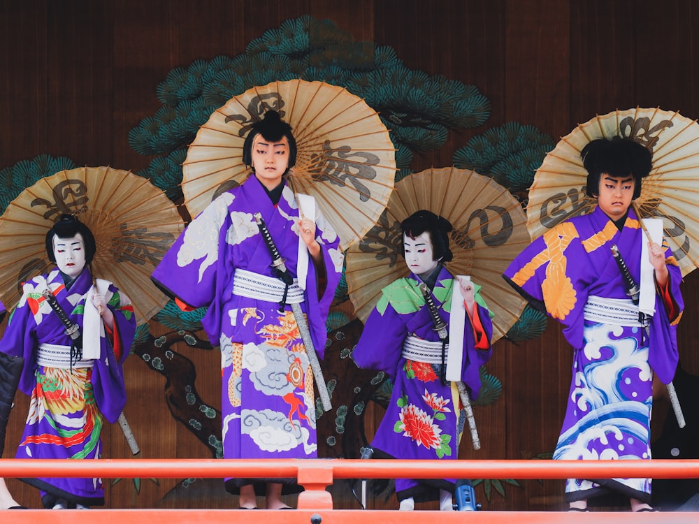 Nhiều người mặc áo yukata biểu diễn kabuki trên sân khấu bằng gỗ
