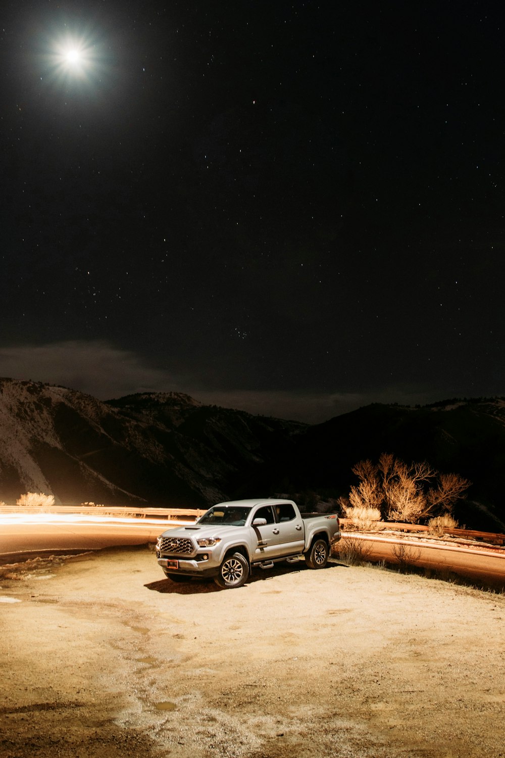 夜間の道路上の白いSUV