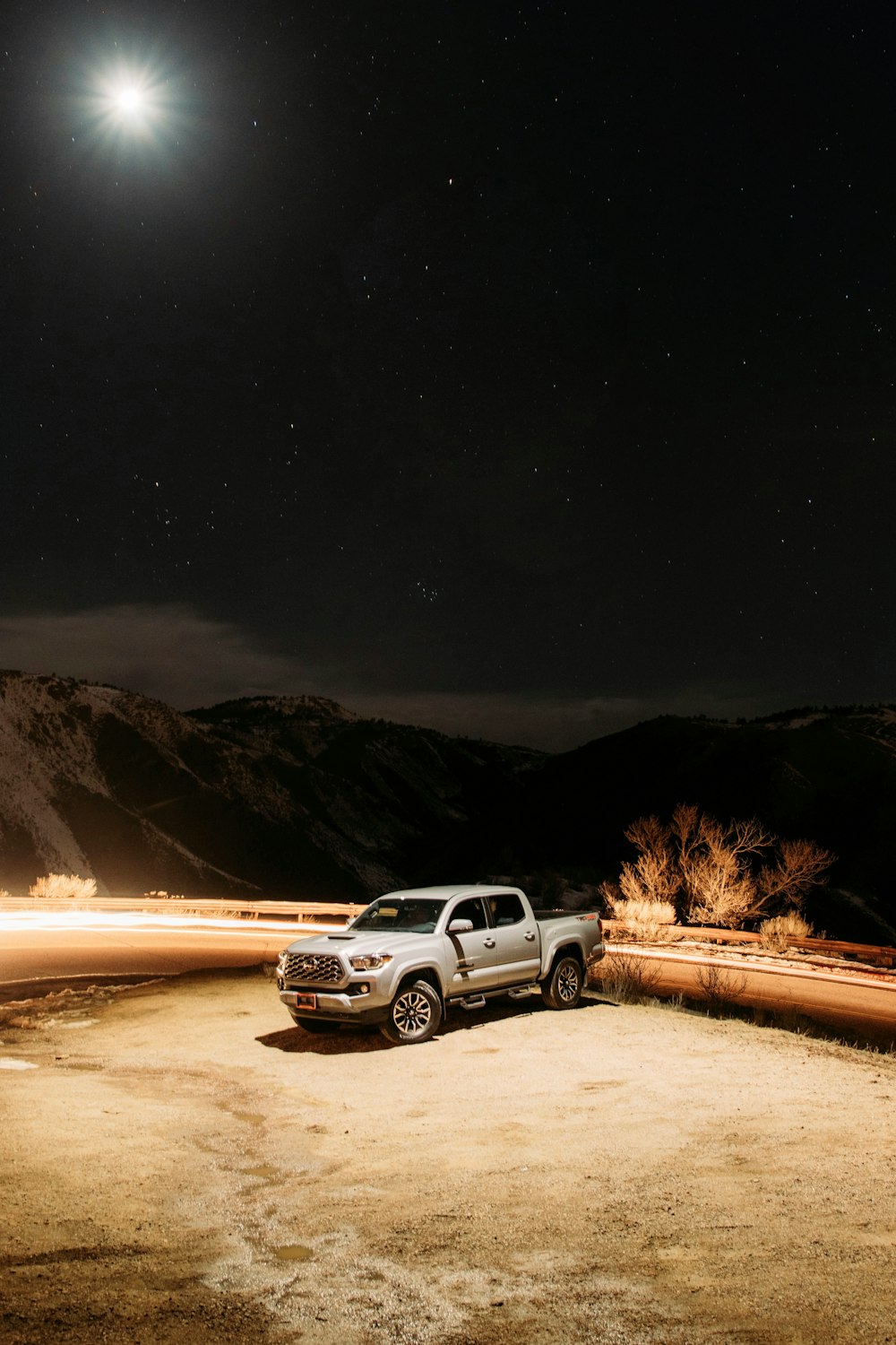 야간 도로에서 흰색 SUV