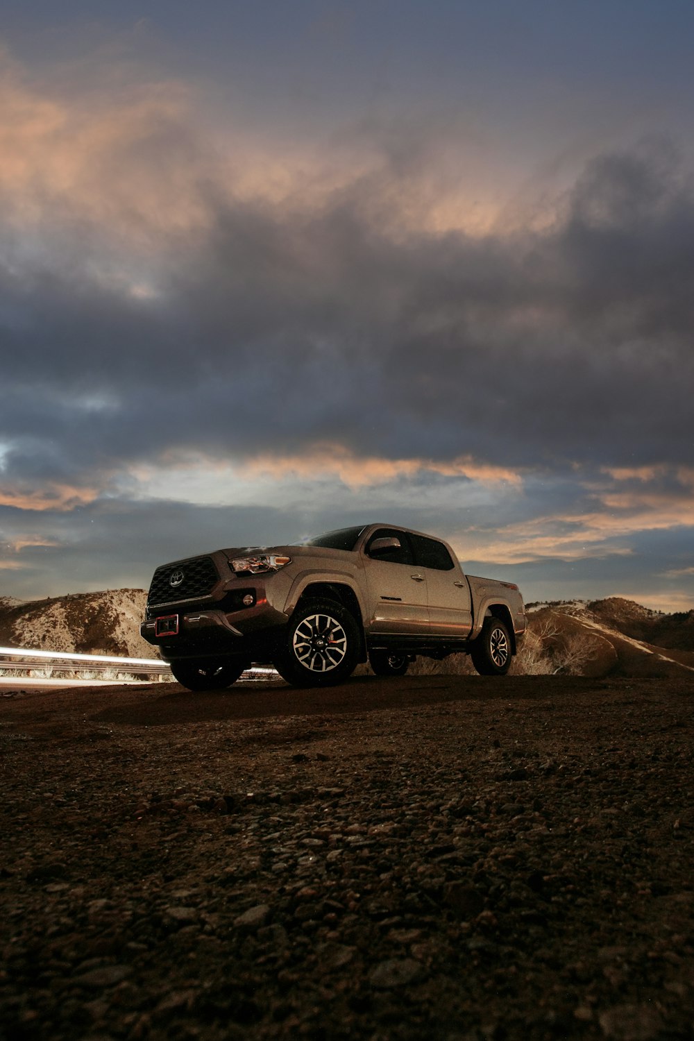 SUV noir sur sable brun sous ciel nuageux gris