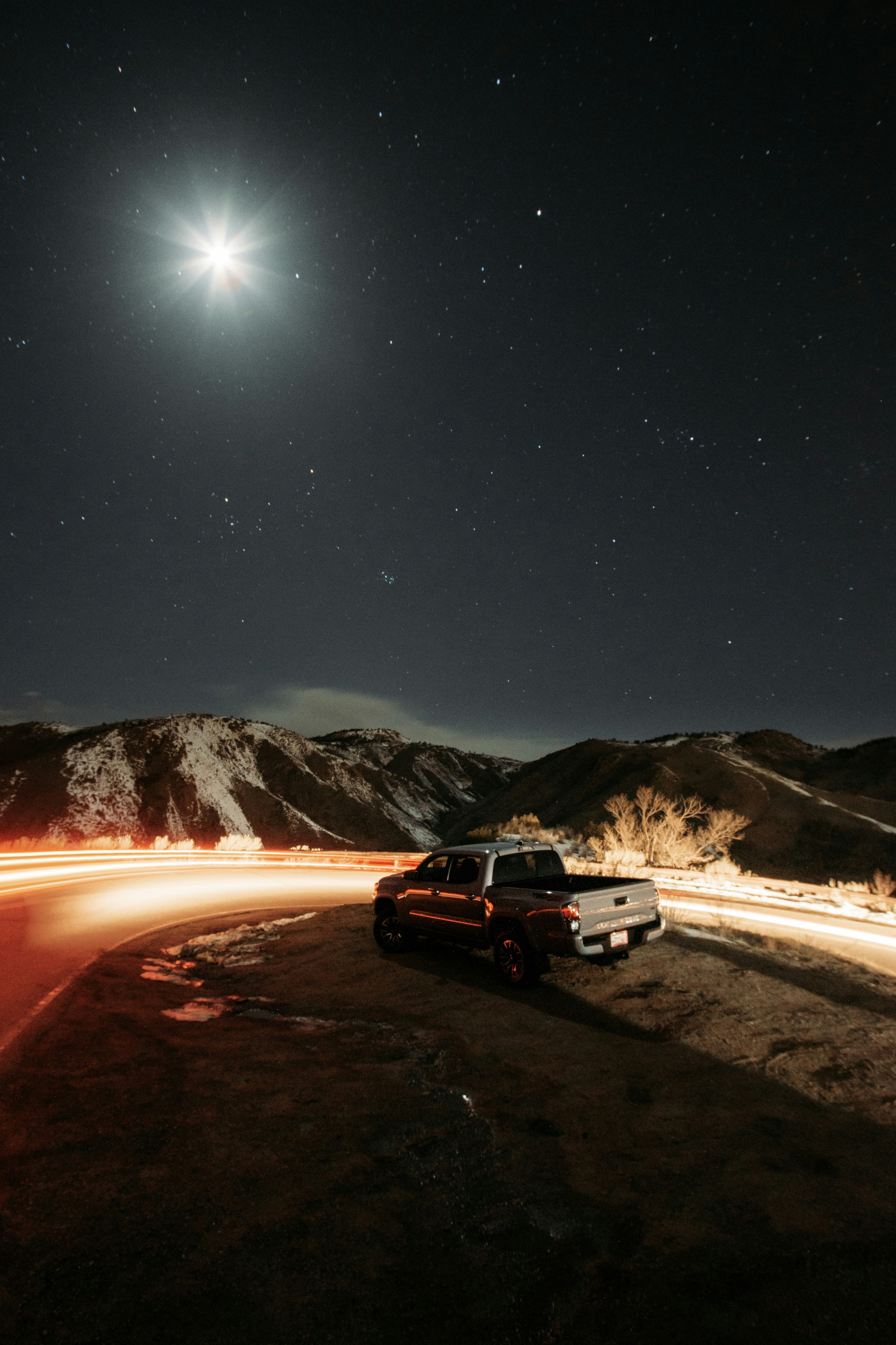 Night car light trails, ilustrasi artikel Capture the Night: Stunning Long Exposure Light Trails Car Wallpapers 7