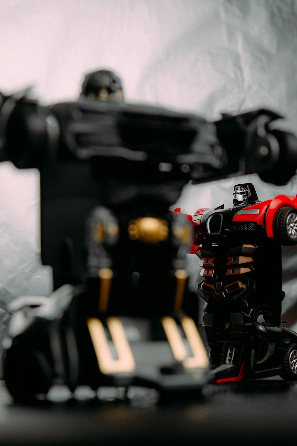 Schwarz-rotes Roboterspielzeug
