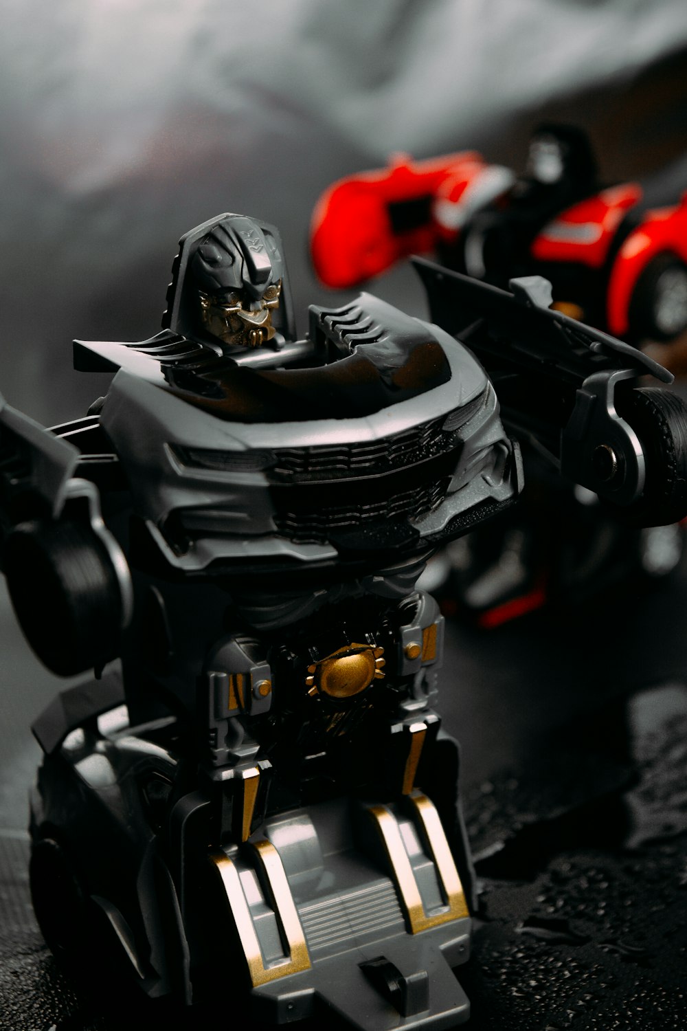 brinquedo robô preto e cinza