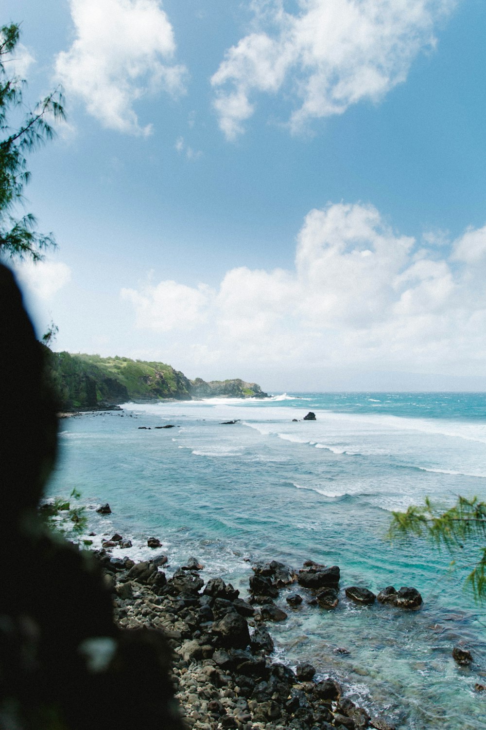 sea waves crashing on rocks during daytime