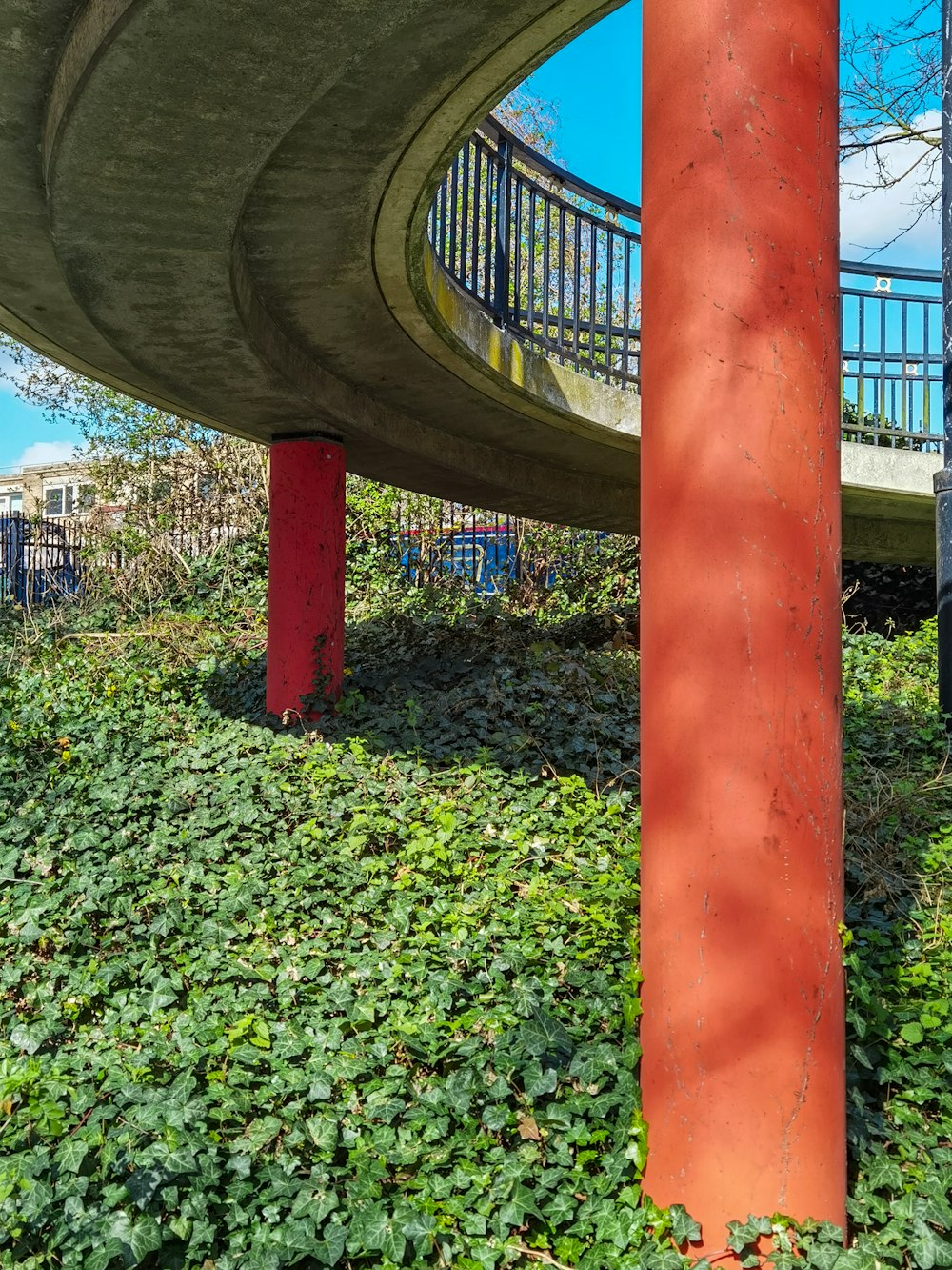 structure ronde en béton brun sur un champ d’herbe verte pendant la journée