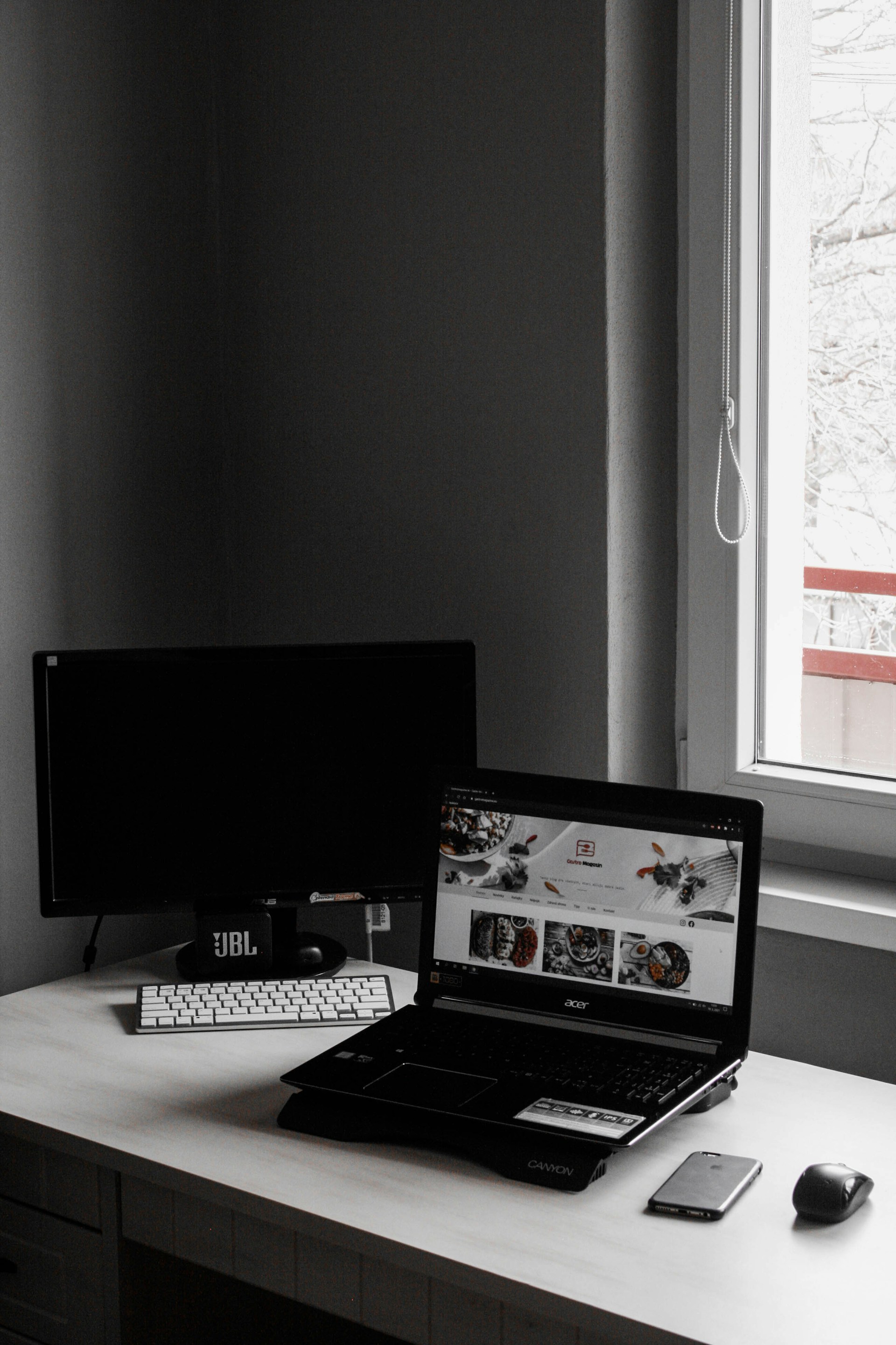 gray computer monitor